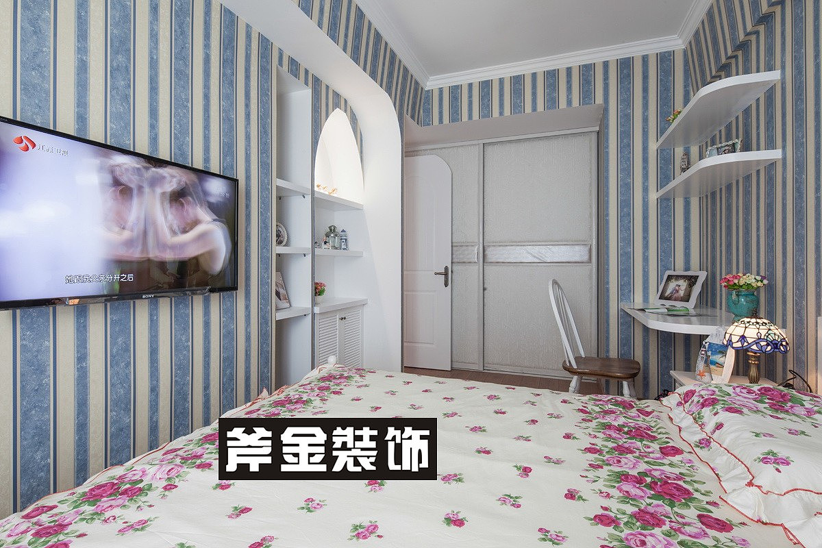 案以地中海风格定位整个空间，色彩丰富、简单、民族性