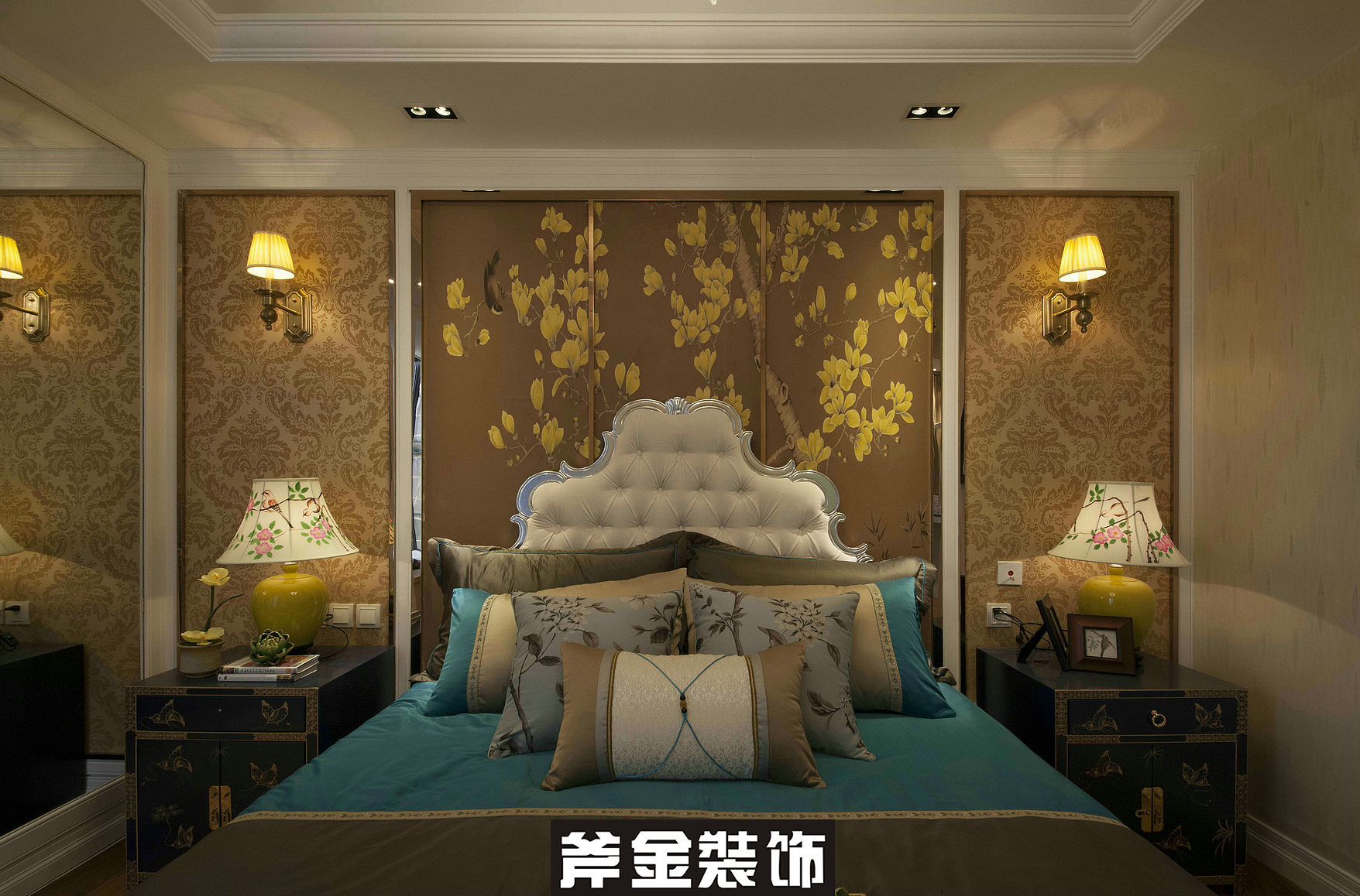 中西元素的穿插融合、古典与时尚的共生，既充满东方的
