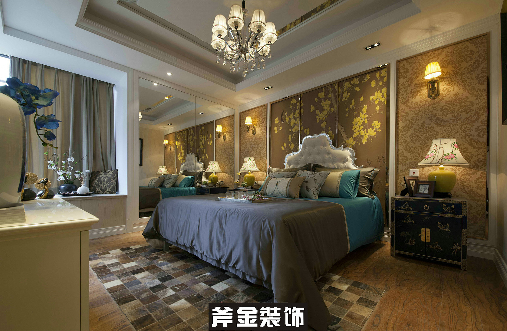 中西元素的穿插融合、古典与时尚的共生，既充满东方的