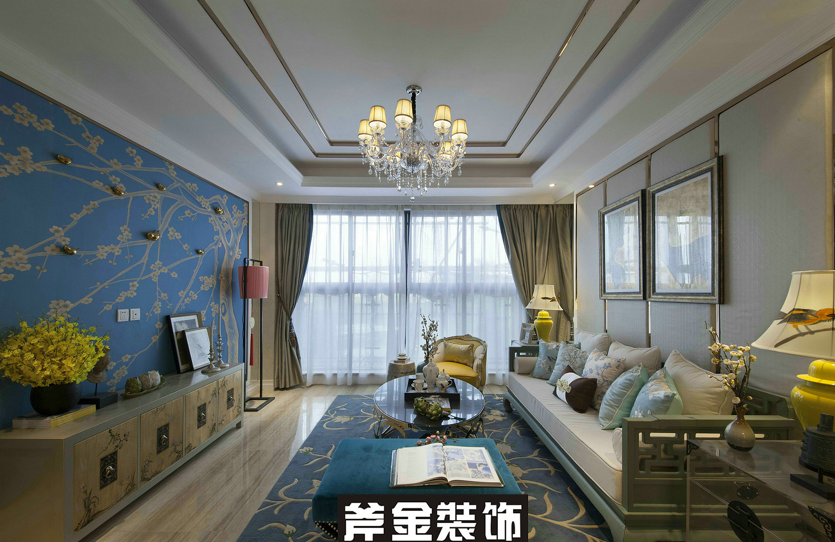 中西元素的穿插融合、古典与时尚的共生，既充满东方的