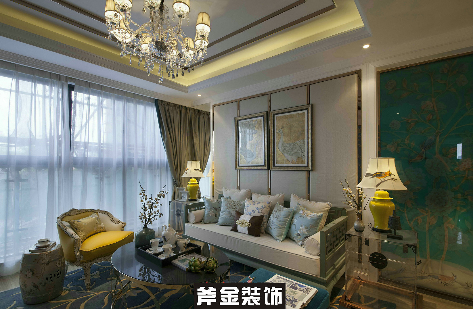 中西元素的穿插融合、古典与时尚的共生，既充满东方的