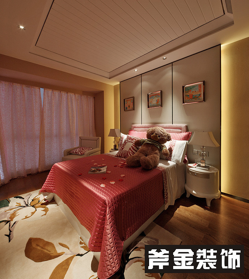 设计师运用黑钢与咖色系列颜色进行搭配，并大胆使用镜