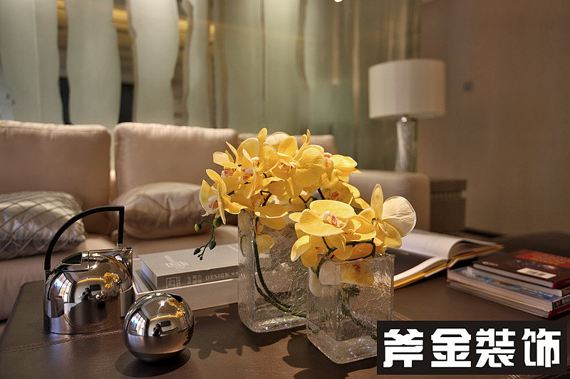 设计师运用黑钢与咖色系列颜色进行搭配，并大胆使用镜