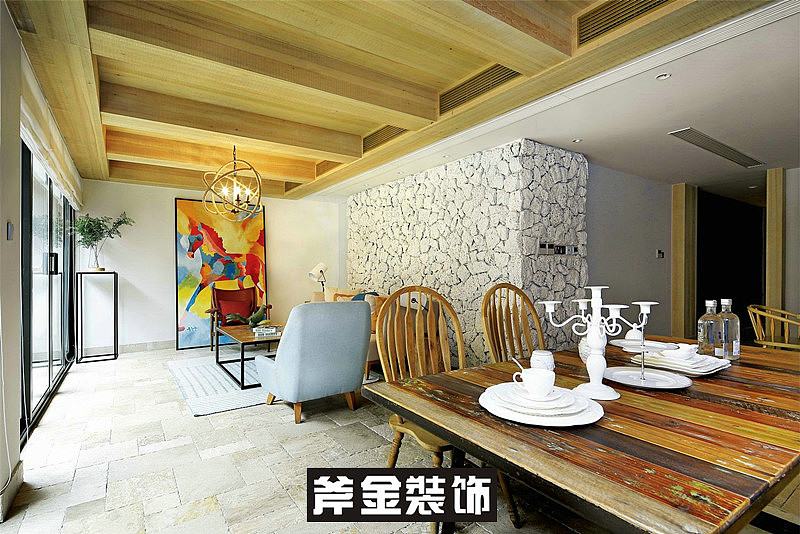 低缓翠绿的山坡上，一眼望去栋栋古朴精致的小屋参差而