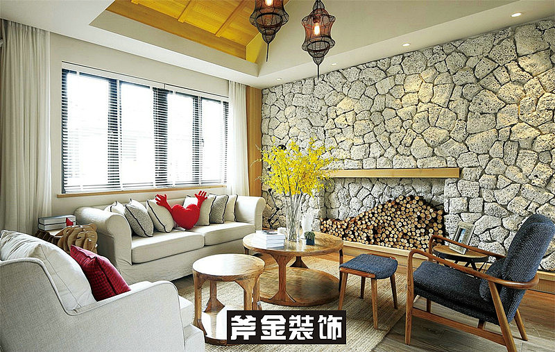 低缓翠绿的山坡上，一眼望去栋栋古朴精致的小屋参差而