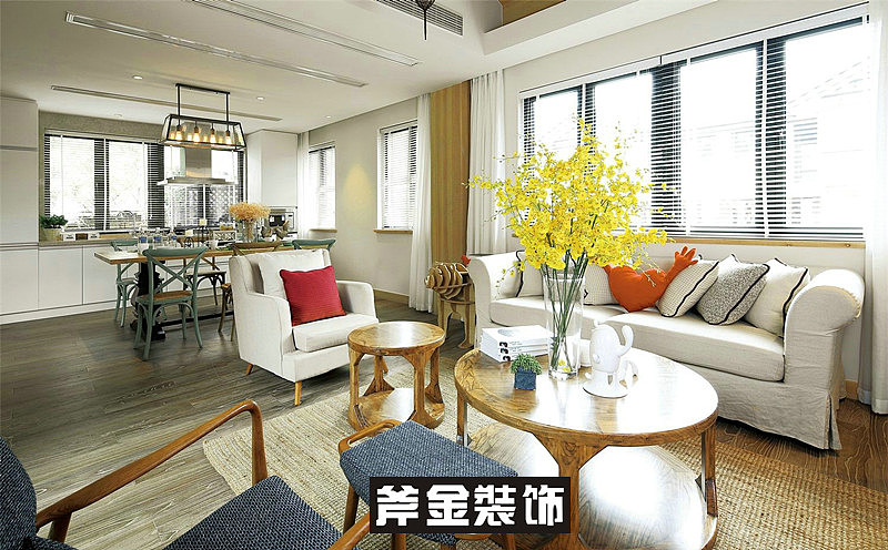 低缓翠绿的山坡上，一眼望去栋栋古朴精致的小屋参差而