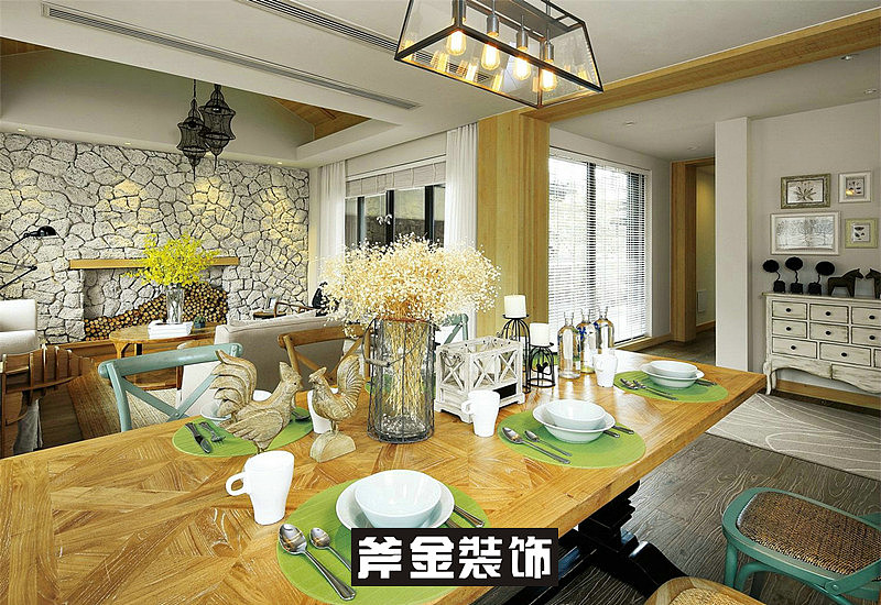 低缓翠绿的山坡上，一眼望去栋栋古朴精致的小屋参差而