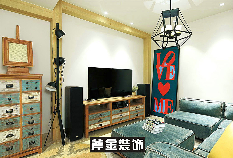 低缓翠绿的山坡上，一眼望去栋栋古朴精致的小屋参差而