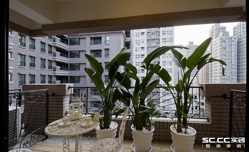 餐厅造型灯，典雅银灰光泽划分出优雅的用餐场景，考量
