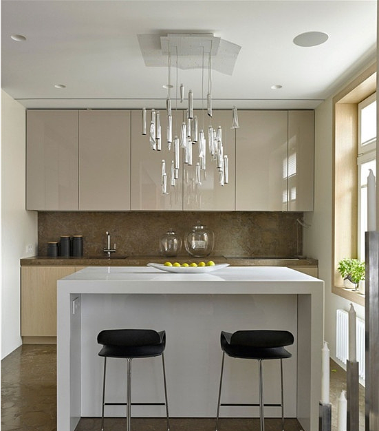 简约欧式风格沿袭古典欧式风格的主元素，融入了