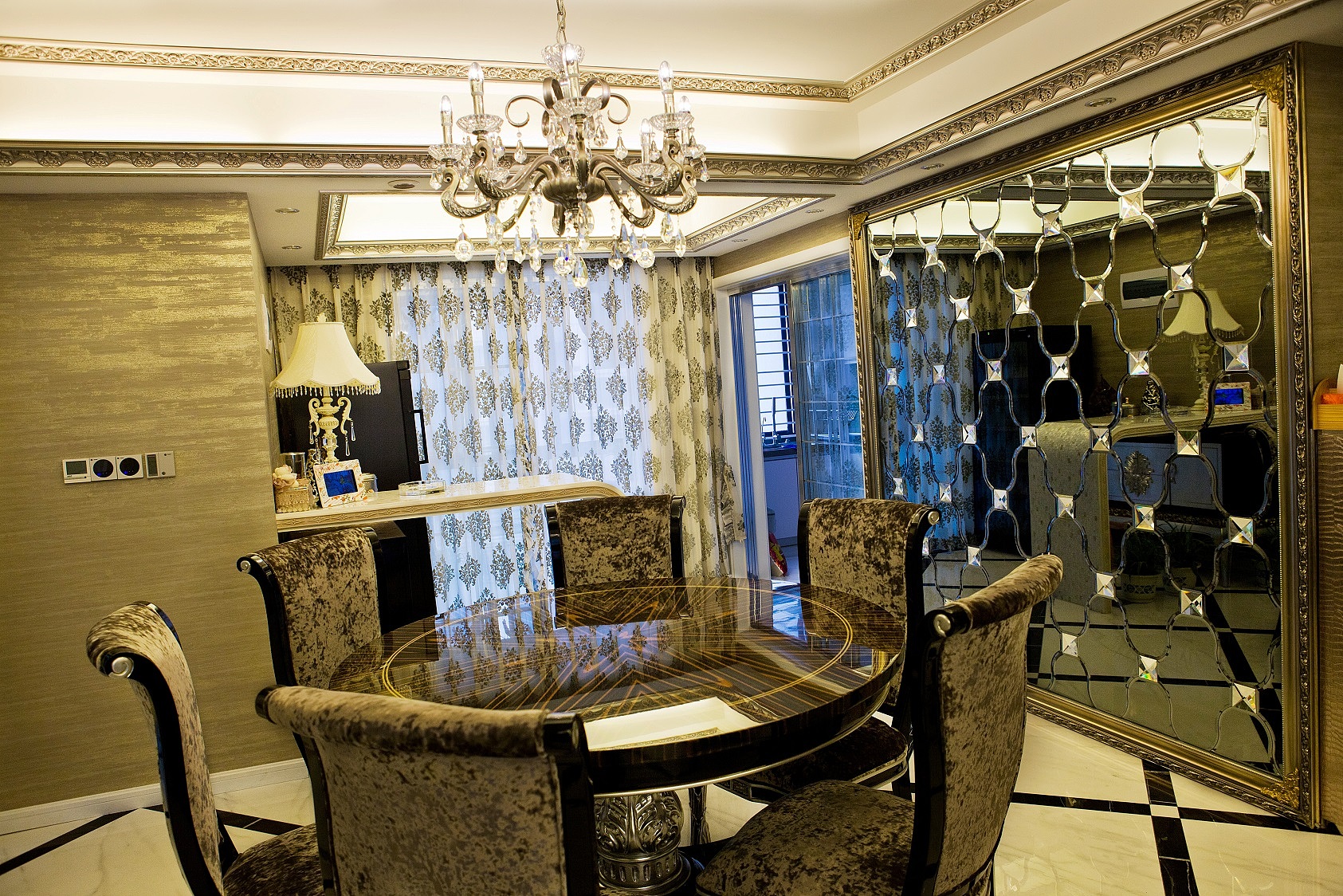 后现代风格，彰显富贵气息，体现主人的生活品味品质