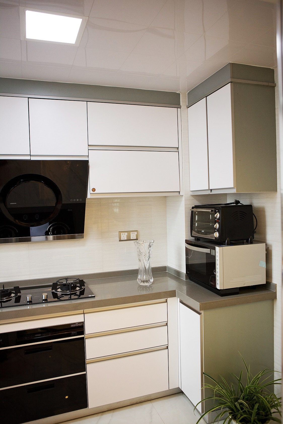 后现代风格，彰显富贵气息，体现主人的生活品味品质