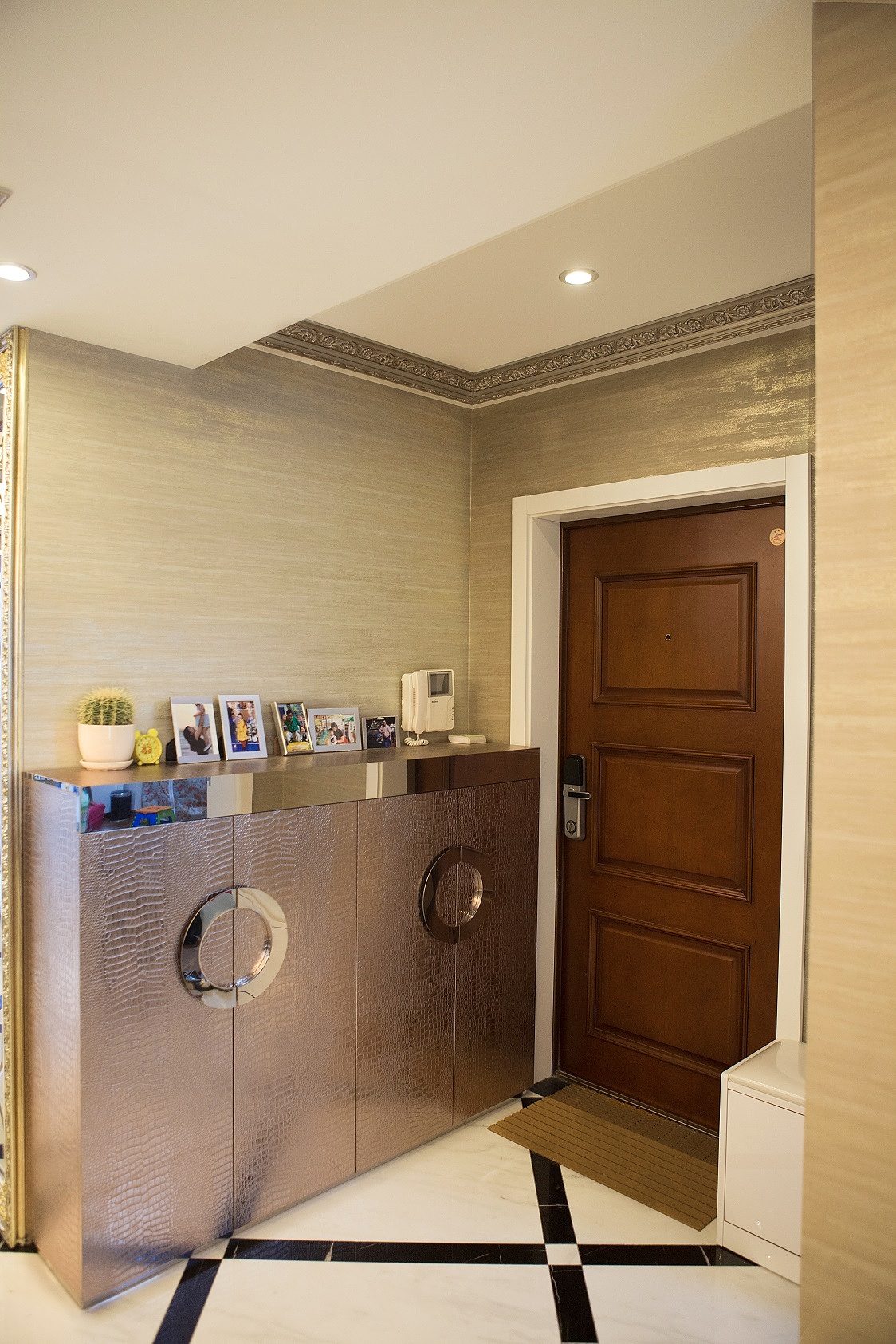 后现代风格，彰显富贵气息，体现主人的生活品味品质