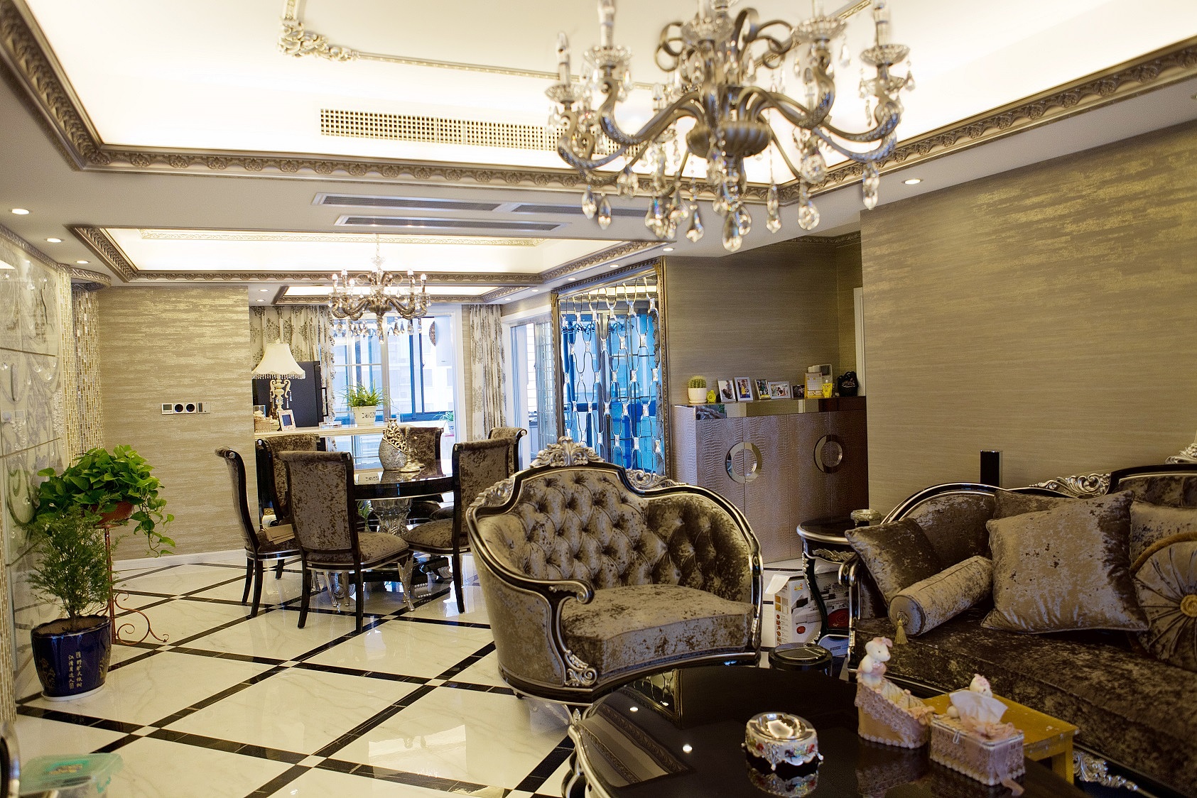 后现代风格，彰显富贵气息，体现主人的生活品味品质