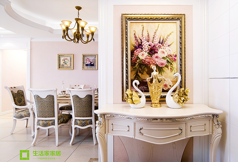 简约欧式风格沿袭古典欧式风格的主元素，融入了现代的