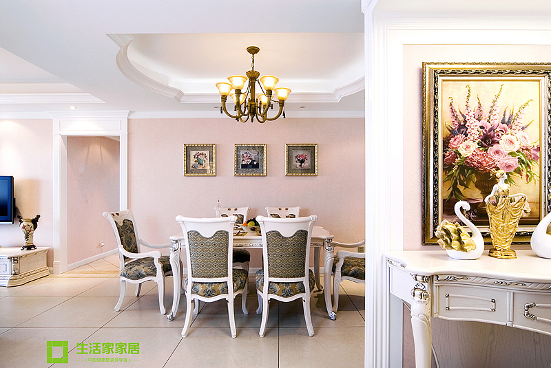 简约欧式风格沿袭古典欧式风格的主元素，融入了现代的