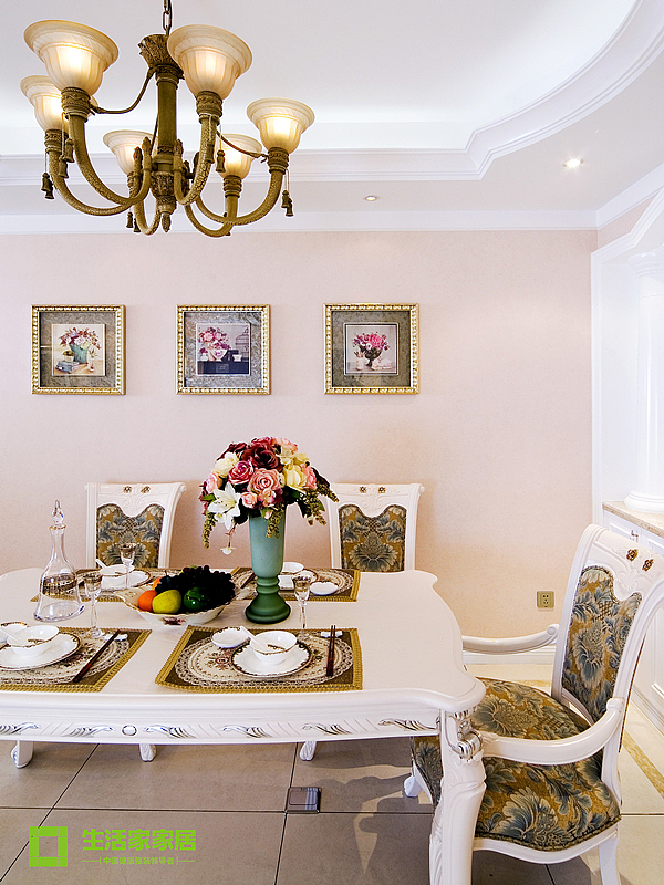 简约欧式风格沿袭古典欧式风格的主元素，融入了现代的