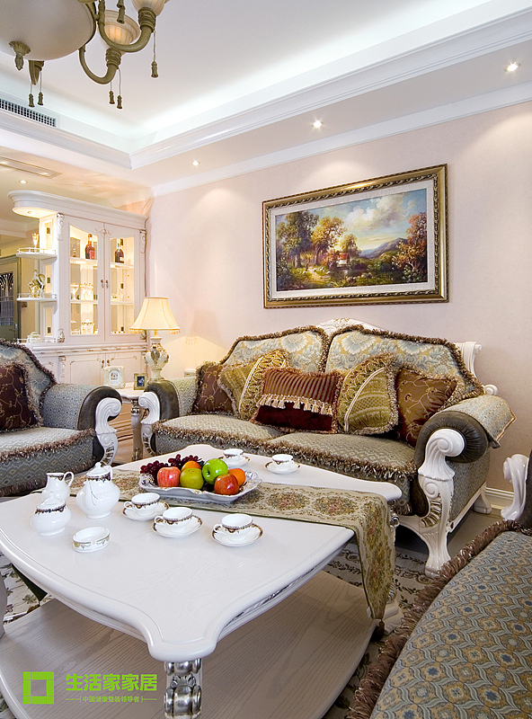 简约欧式风格沿袭古典欧式风格的主元素，融入了现代的