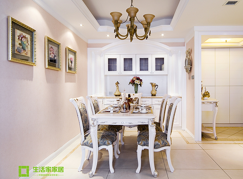简约欧式风格沿袭古典欧式风格的主元素，融入了现代的