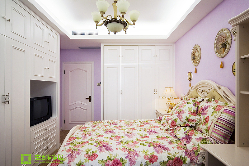 简约欧式风格沿袭古典欧式风格的主元素，融入了现代的