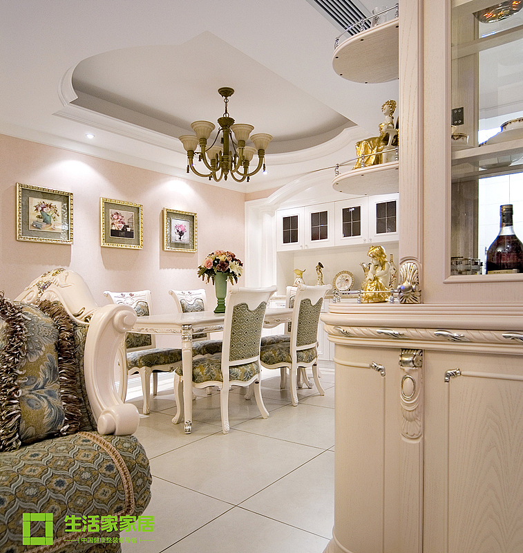 简约欧式风格沿袭古典欧式风格的主元素，融入了现代的