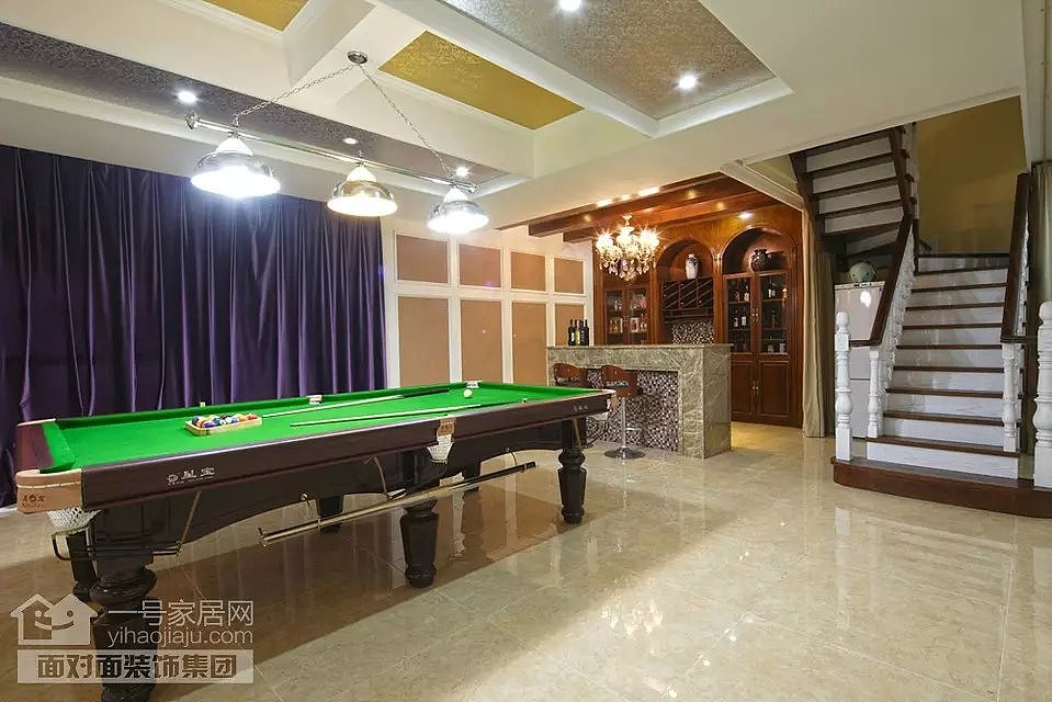 餐厅墙面白色大理石与客厅浅色乳胶漆和石材作为造型，