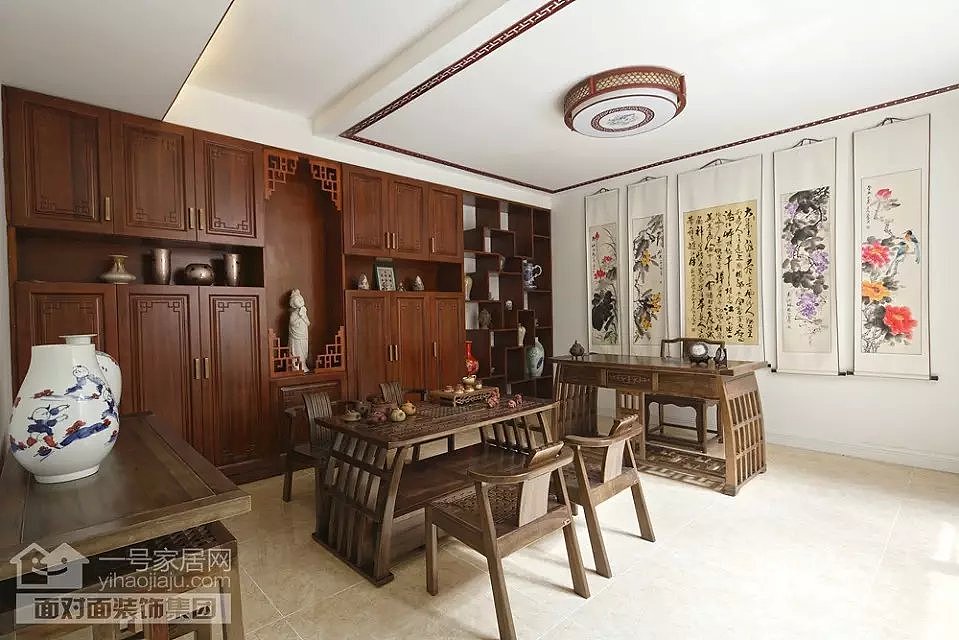 餐厅墙面白色大理石与客厅浅色乳胶漆和石材作为造型，