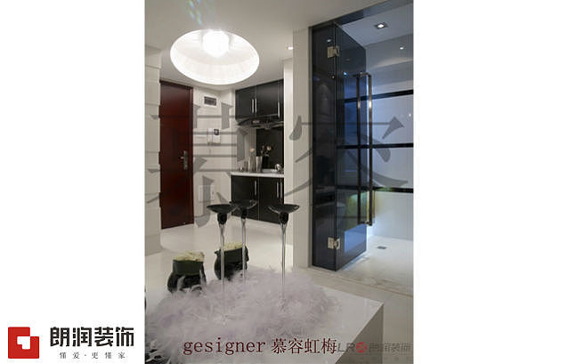 本案是一个套一的小户型，业主是一对刚结婚的年轻人，