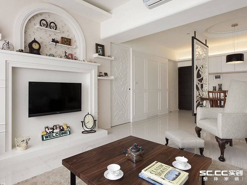 设计师以轻浅的色彩调和优雅的美式风格，演绎幸福一家