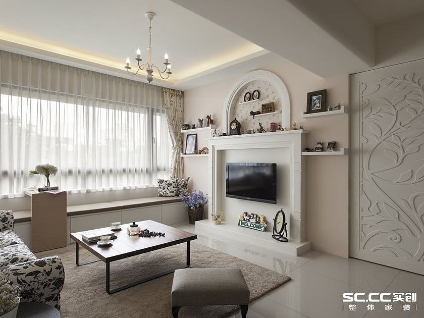 设计师以轻浅的色彩调和优雅的美式风格，演绎幸福一家