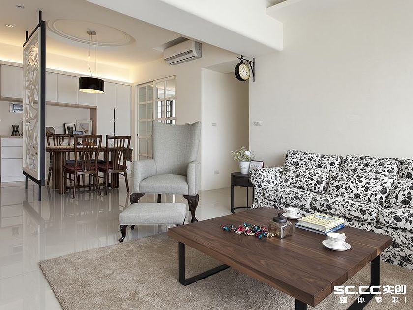 设计师以轻浅的色彩调和优雅的美式风格，演绎幸福一家