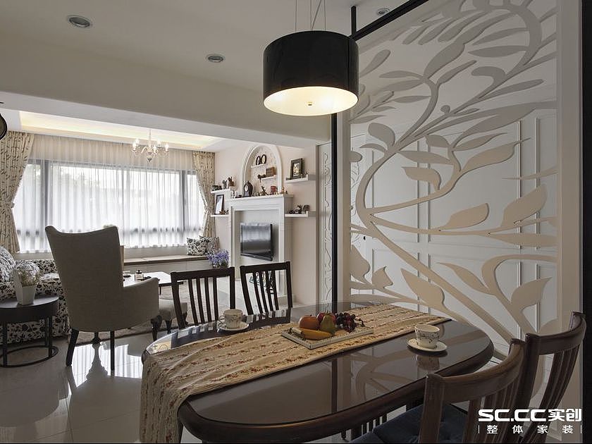 设计师以轻浅的色彩调和优雅的美式风格，演绎幸福一家