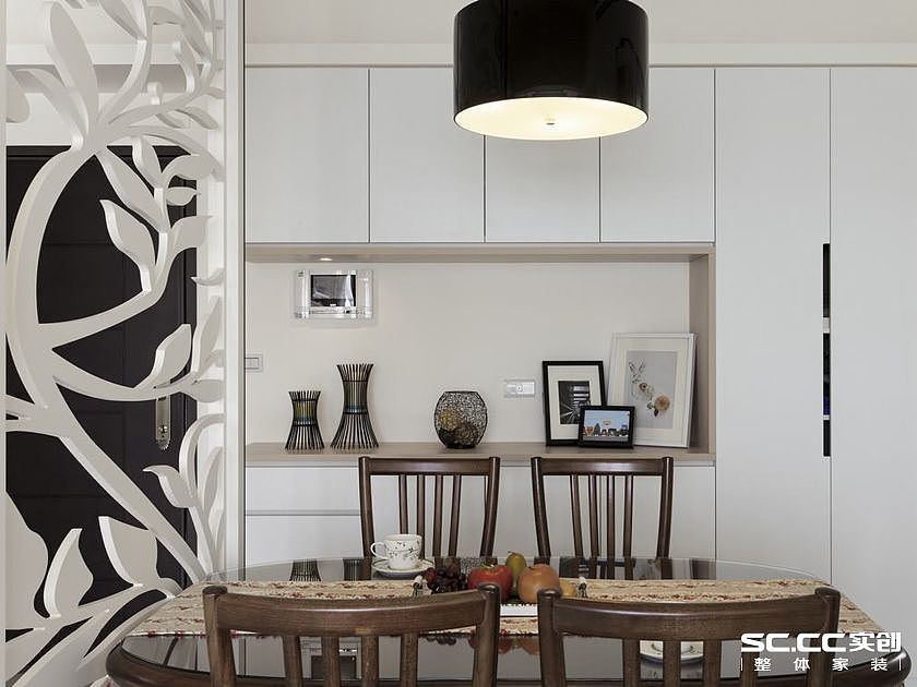 设计师以轻浅的色彩调和优雅的美式风格，演绎幸福一家