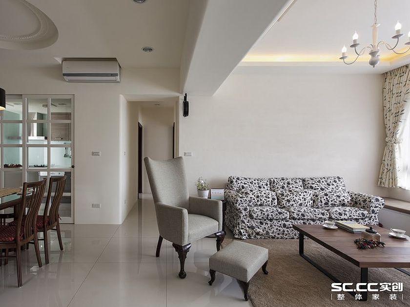 设计师以轻浅的色彩调和优雅的美式风格，演绎幸福一家