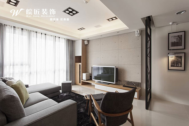 线条交错的铁件屏风上，狗狗造型图腾仿似在入门处等候