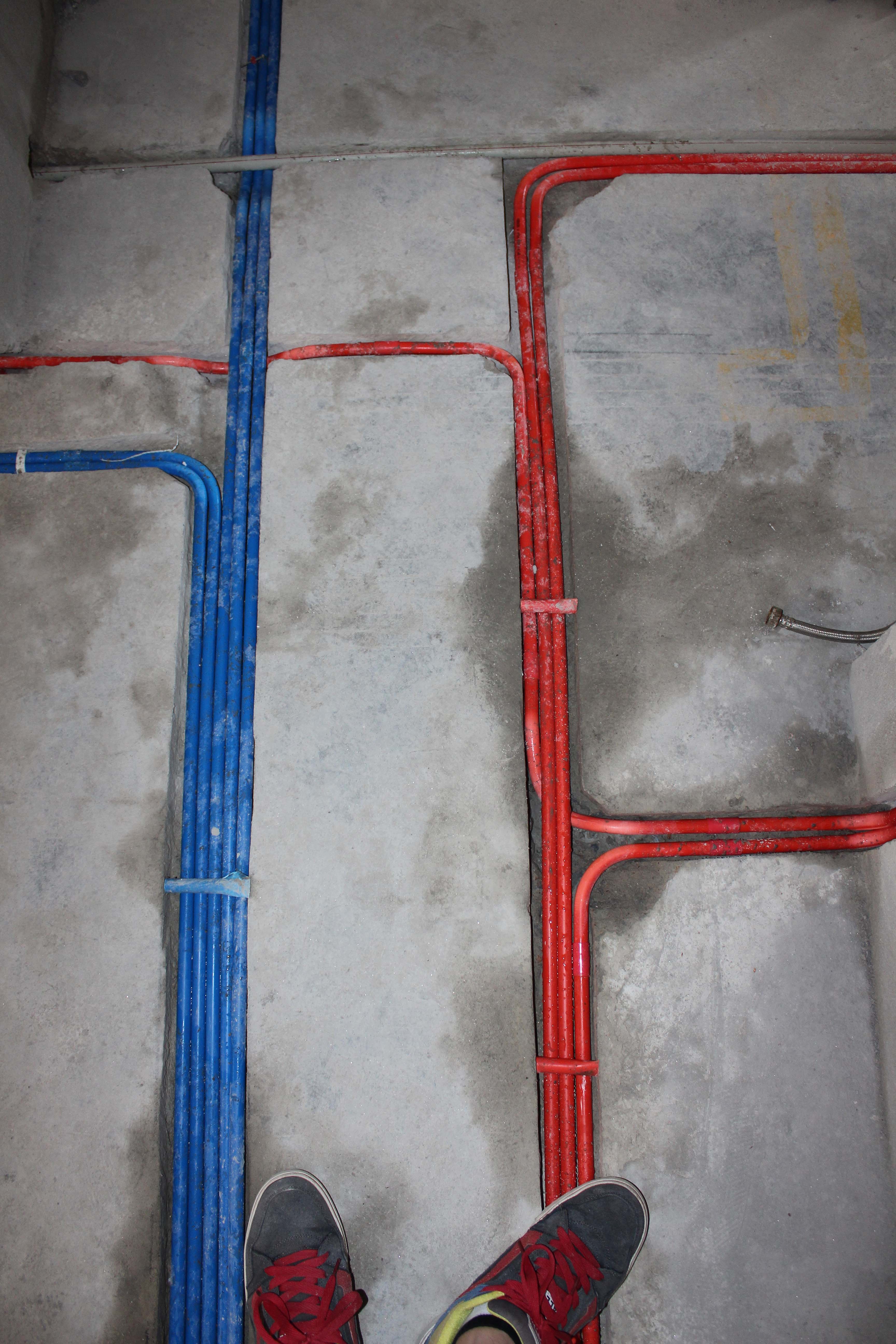 开工进场，拆墙强工程和走水电和封槽