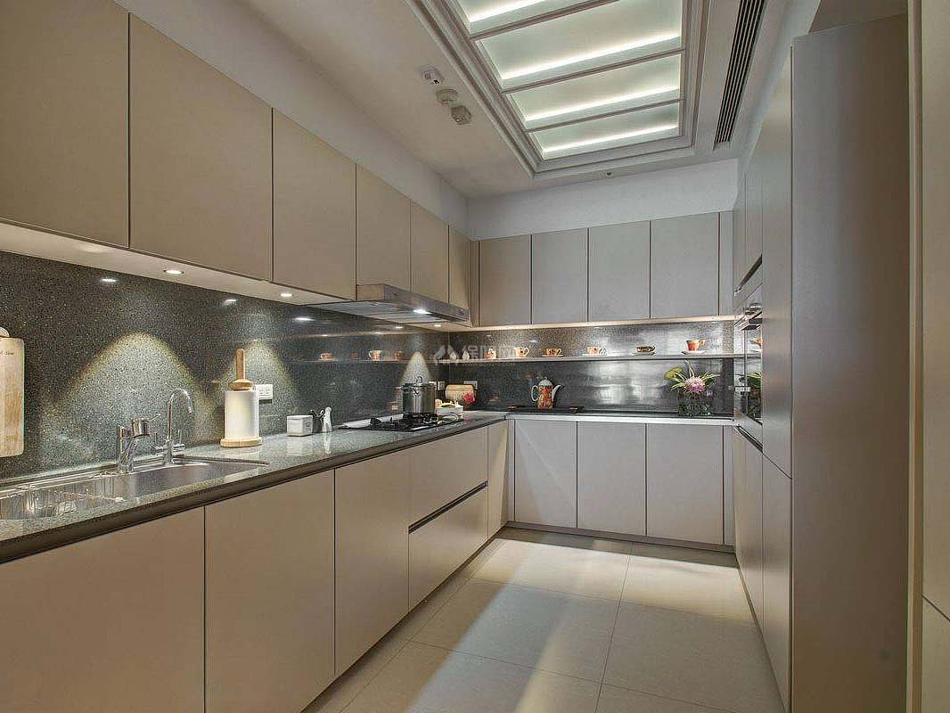 现代质感小三居厨房门设计效果图