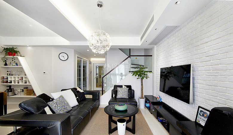 客厅沙发-黑白的搭配是矛盾的组合