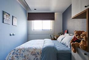 床头床尾两侧墙面分别以浅蓝色漆与进口壁纸做铺陈