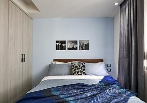 床头墙漆以淡雅的浅蓝色为主题