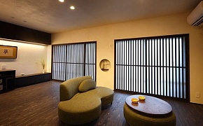 深木色的地板
