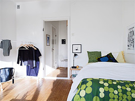 卧室造型简单的晾衣架凸显了随性的现代生活追求