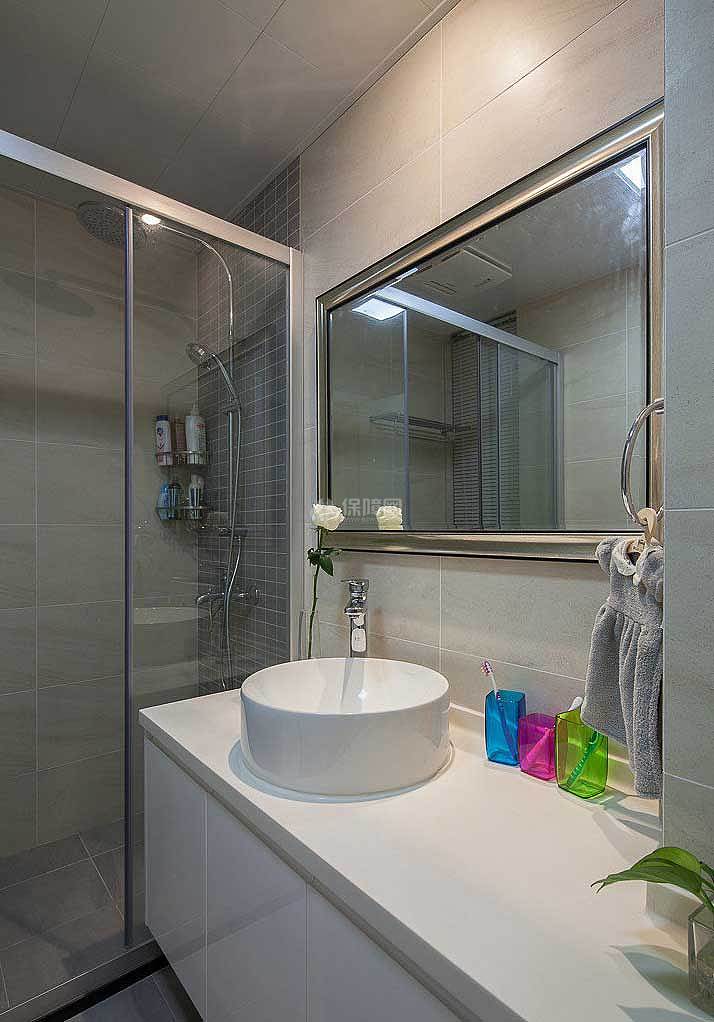 镜子与洗浴池 都兼顾了实用性和装饰性