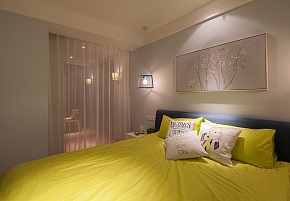 简单的壁画、半透明的纱帘、浅灰色的墙面、黄色的床品
