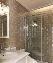 灰绿色的复古砖卫浴间