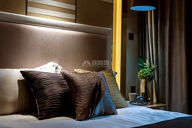 主卧-床头的夜灯与绿植可以让人精神放松