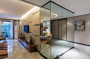 用鏡面板做柜板，大大增強(qiáng)了空間感