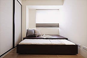 次卧采用抽拉式的大床 平时可以作为简单会客的地方