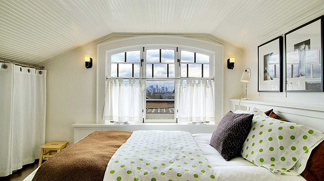 主卧-白绿相间的床单干净温馨