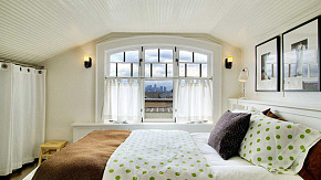 主卧-白绿相间的床单干净温馨